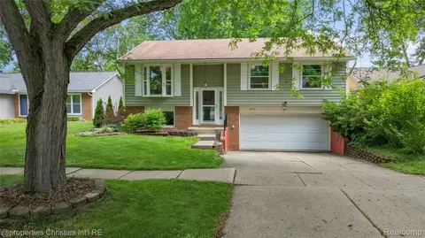 2771 Winter Dr, Troy, MI 48083