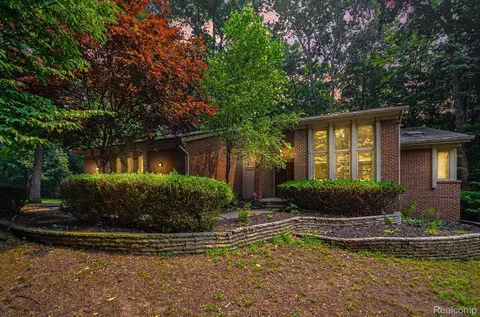 6329 Mission Dr, West Bloomfield, MI 48324