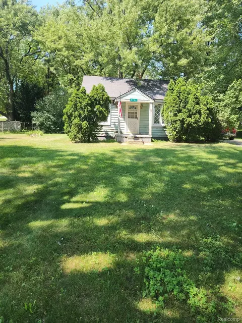5736 Graves St, Waterford, MI 48327