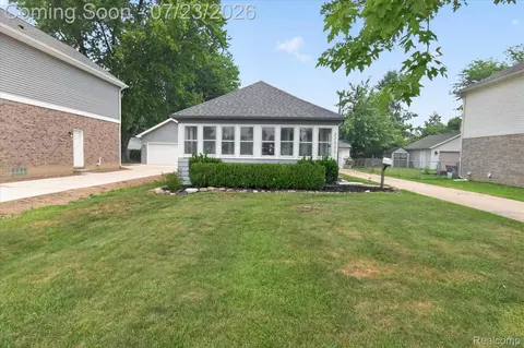 22323 Ridgeway St, Saint Clair Shores, MI 48080