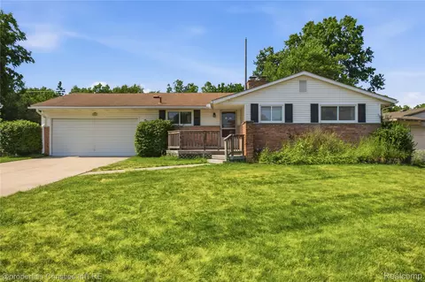 594 Provincetown Rd, Auburn Hills, MI 48326