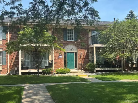 12050 15 Mile Rd #31, Sterling Heights, MI 48312