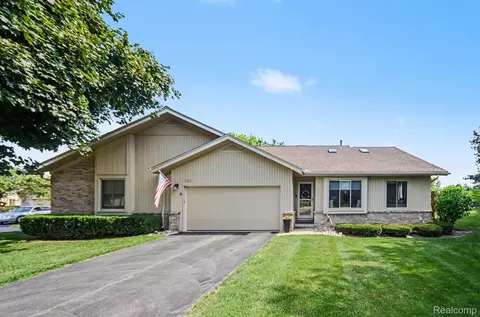 1991 Hunters Ln, Orion, MI 48360
