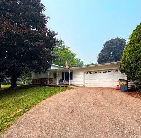 12335 Erika St, Hartland, MI 48353