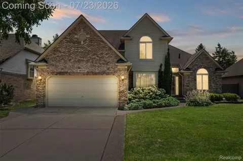 19550 Shorecrest Dr, Clinton Township, MI 48038