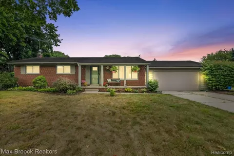 1800 Hollingsworth Dr, Commerce, MI 48390