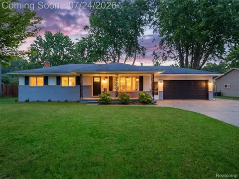 738 6th St, Marysville, MI 48040