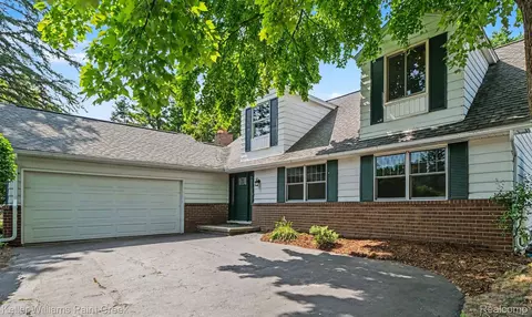 2711 Armstrong Dr, Orion, MI 48360