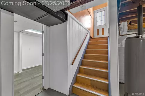 Entry Way - 2630 Queen St, Dearborn, MI 48124 photo 4 of 5