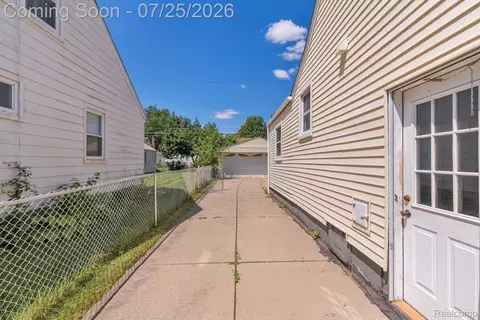 Entry Way - 2630 Queen St, Dearborn, MI 48124 photo 5 of 5