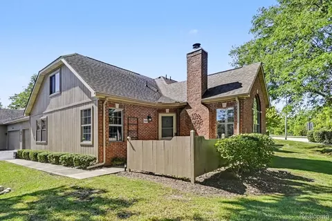 649 Perry Creek Dr, Grand Blanc, MI 48439