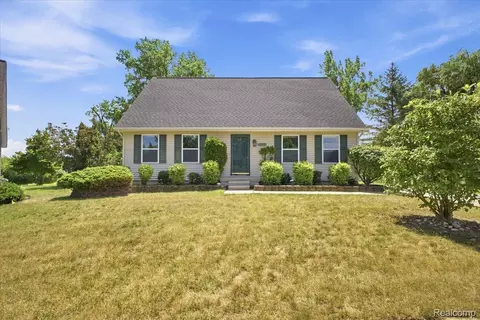 879 Barren Oaks Dr, Pontiac, MI 48341