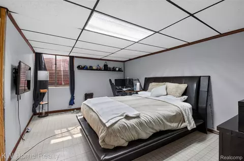 Bedroom - 2708 Roundtree Dr, Troy, MI 48083 photo 4 of 5