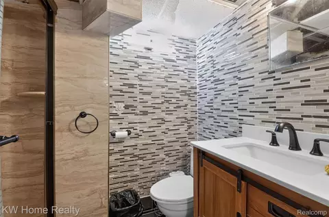 Bath - 2708 Roundtree Dr, Troy, MI 48083 photo 1 of 2