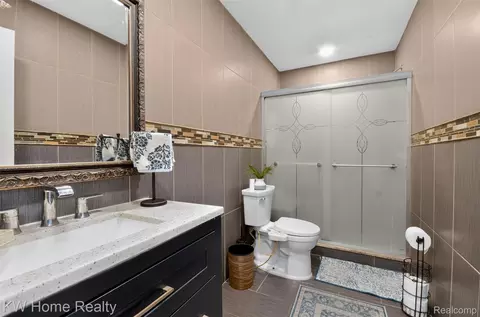 Bath - 2708 Roundtree Dr, Troy, MI 48083 photo 2 of 2
