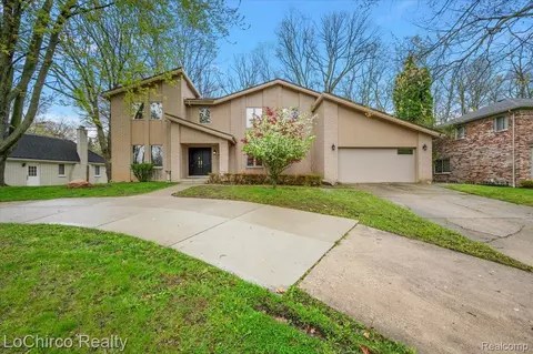 6019 Glen Eagles Dr, West Bloomfield, MI 48323