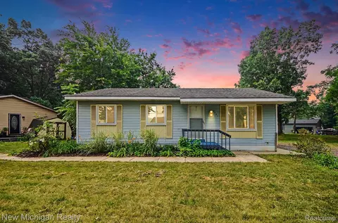 4421 Lamson Dr, Waterford, MI 48329