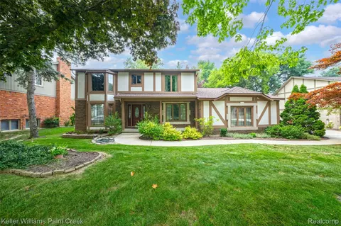 1077 Maple Leaf Dr, Rochester Hills, MI 48309