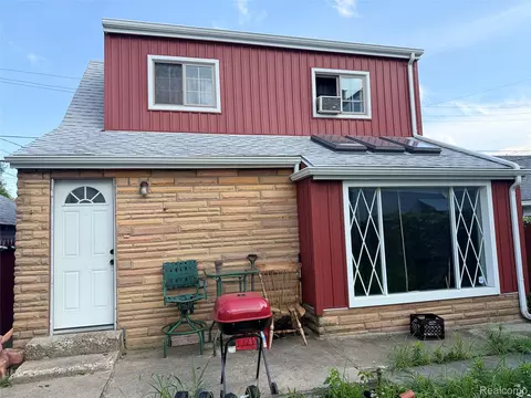 2620 Zinow St, Hamtramck, MI 48212