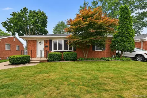 32539 Washington St, Livonia, MI 48150