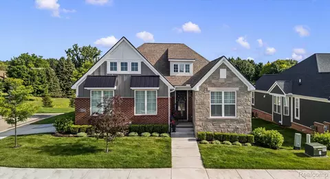 2554 Middleton St, Rochester Hills, MI 48309