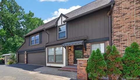 22045 Shore Pointe Ln #60, Saint Clair Shores, MI 48080