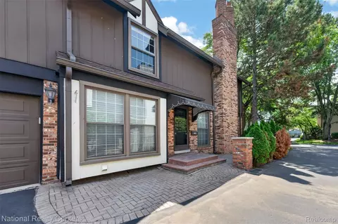 22045 Shore Pointe Ln #60, Saint Clair Shores, MI 48080