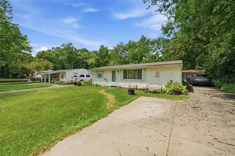 918 Pine Tree Rd, Lake Orion, MI 48362