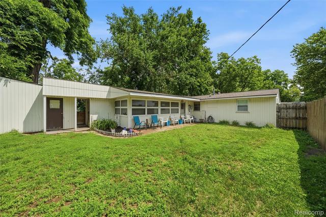 918 Pine Tree Rd, Lake Orion, MI 48362