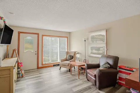 4425 Crampton Cir, Flint, MI 48506 photo 2