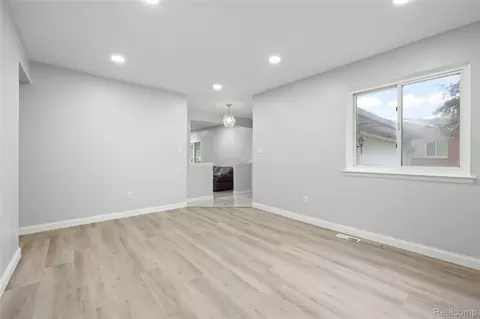 34600 Michelle Dr, Romulus, MI 48174 photo 9