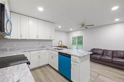 34600 Michelle Dr, Romulus, MI 48174 photo 12