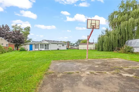 34600 Michelle Dr, Romulus, MI 48174 photo 4