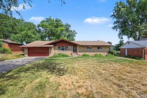 9495 Cooks Ct, White Lake, MI 48386