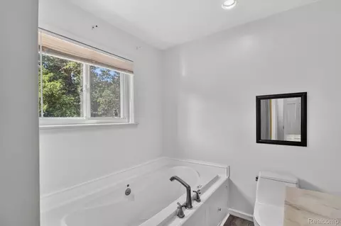 Bath - 24653 Eureka Ave, Warren, MI 48091 photo 1 of 1
