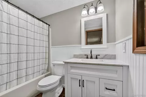 Bath - 13635 Unadilla Rd, Unadilla, MI 48137 photo 5 of 5