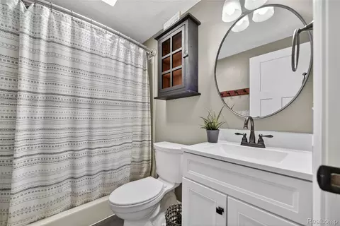 Bath - 13635 Unadilla Rd, Unadilla, MI 48137 photo 2 of 5