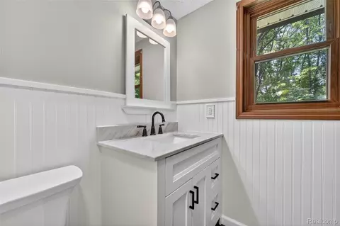 Bath - 13635 Unadilla Rd, Unadilla, MI 48137 photo 4 of 5