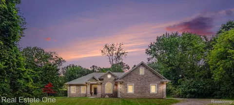 1755 Gray Twig Ln, Milford, MI 48381