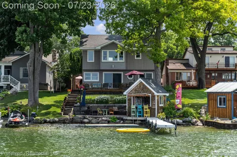 4337 Windiate Park Dr, Waterford, MI 48329