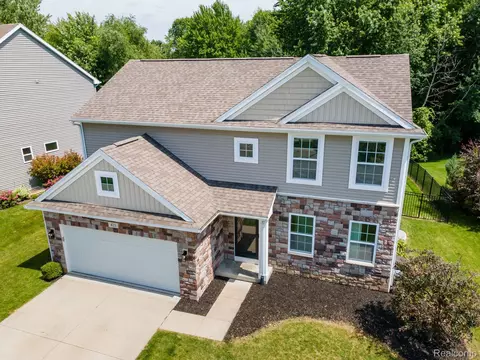 425 Knollwood Dr, Brandon, MI 48462