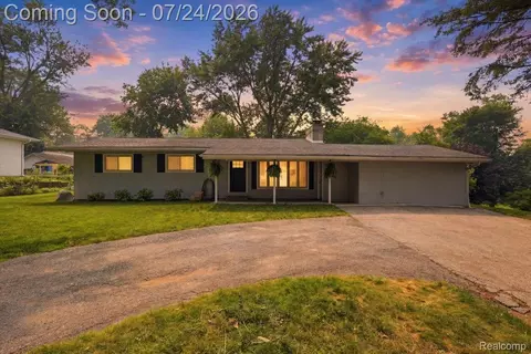 1052 Robinwood Ave, Waterford, MI 48328
