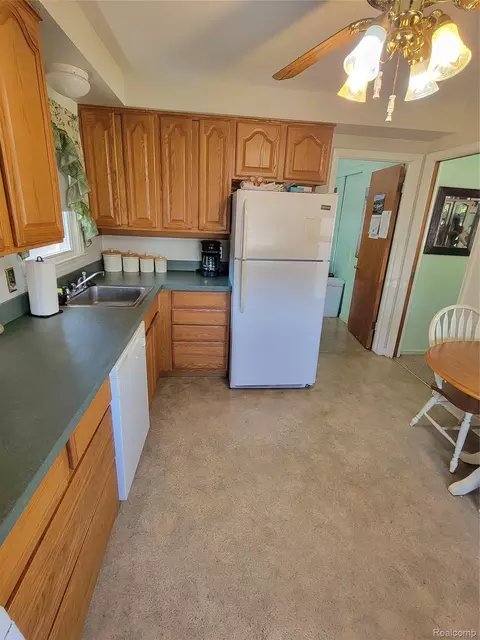 Kitchen - 18511 Wendy, Riverview, MI 48193 photo 3 of 3