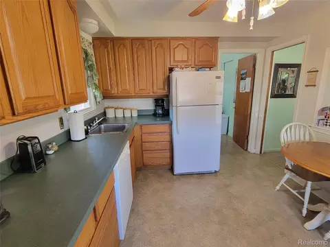 Kitchen - 18511 Wendy, Riverview, MI 48193 photo 2 of 3