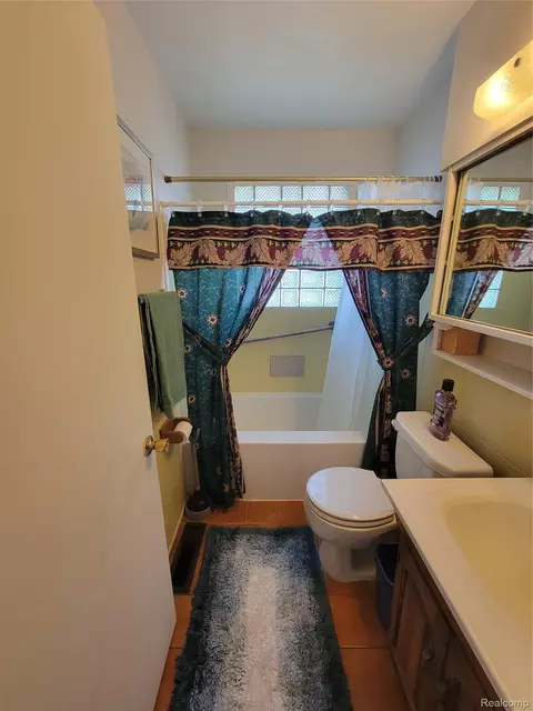 Bath - 18511 Wendy, Riverview, MI 48193 photo 1 of 1