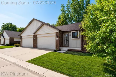 20478 Longwood Dr #30, Clinton Township, MI 48038