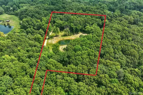 777 S Brandt Rd, Groveland, MI 48462
