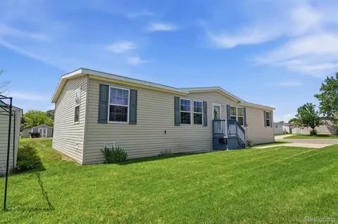11802 Stoneridge Ct, Green Oak, MI 48178