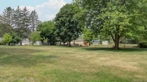 Exterior - 8555 Gallant Fox Trl, Flushing, MI 48433 photo 2 of 3
