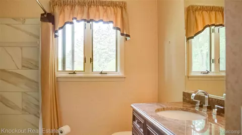 Bath - 8555 Gallant Fox Trl, Flushing, MI 48433 photo 2 of 3